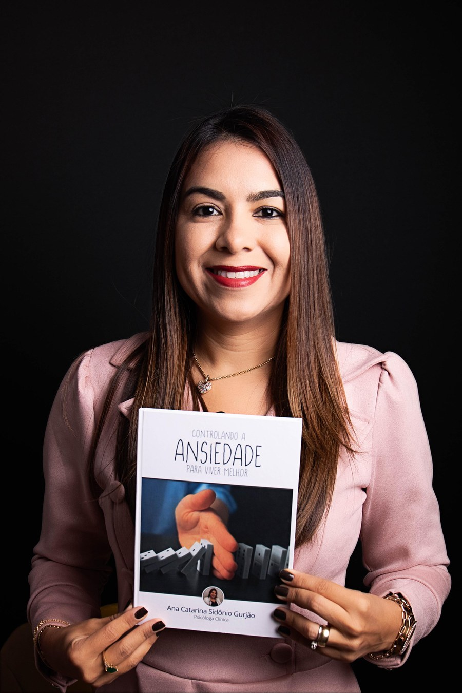 Dra. Catarina Gurjão segurando o e-book Controlando a Ansiedade para Viver Melhor